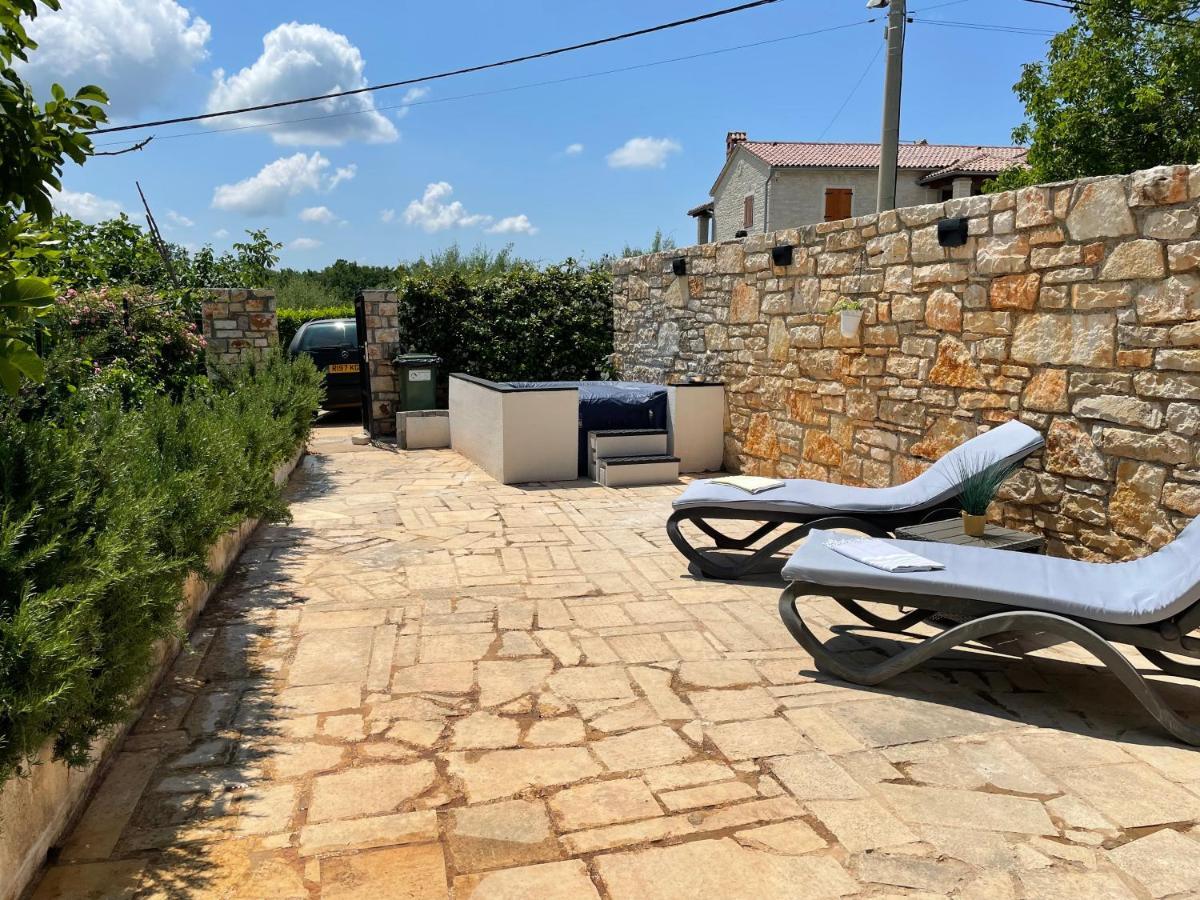 Holiday Home Ava1 With Pool & Holiday Home Ava2 With Whirlpool Baderna Екстериор снимка
